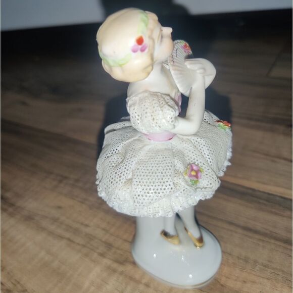 Porcelain Figurine Of Girl Wearing Dress With Hand - Picture 5 of 11